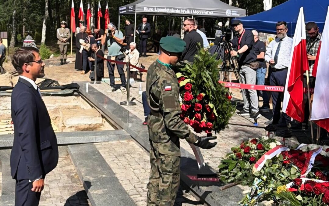 Grzegorz Płaczek w Ostrówkach na uroczystym pochówku ofiar rzezi wołyńskiej.